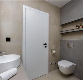 4 bedroom villa with infinity pool and sea views in Crikvencia, Rijeka, sleeps 8